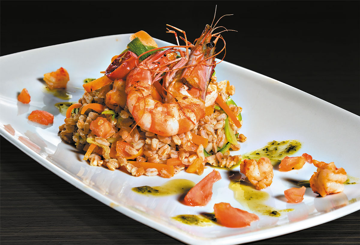 TRA MARE E TERRA Insalata d’orzo con verdure saltate, gamberoni e pesto di basilico TRA MARE E TERRA Insalata d’orzo con verdure saltate, gamberoni e pesto di basilico